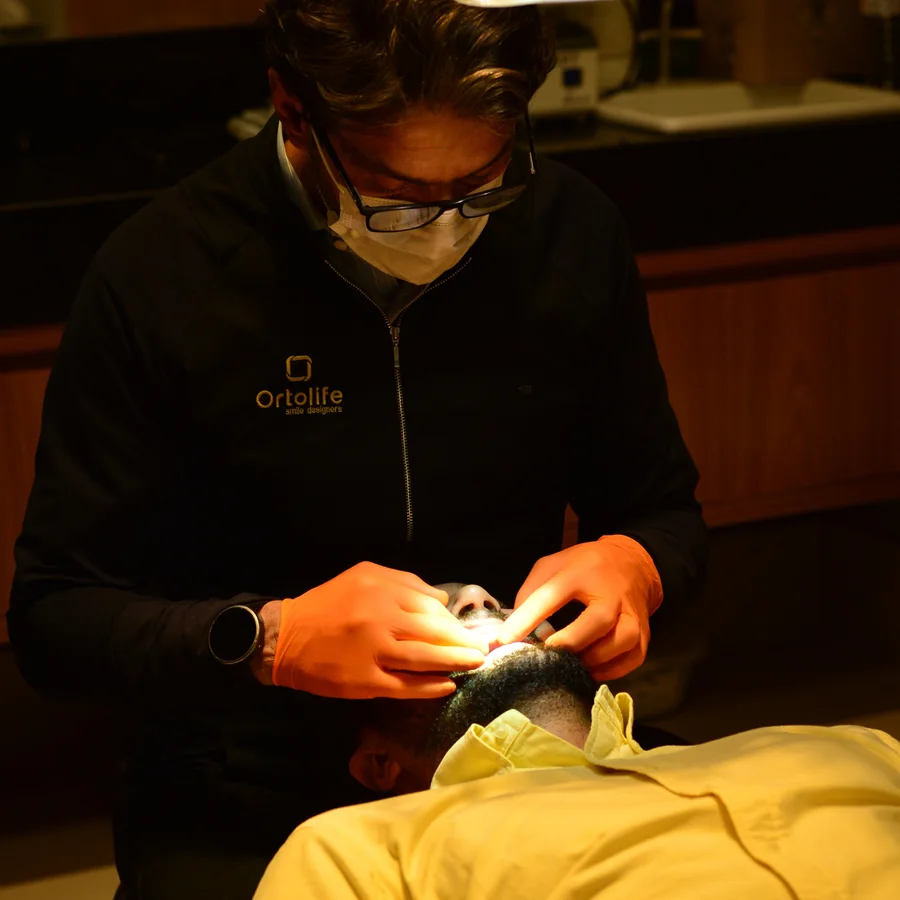 Dr. Fábio Zanatta durante um atendimento na clínica Ortolife